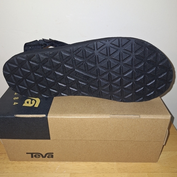 A pair of Teva M. Universal Urban 1004010/BLK. Sandals in a size 9. NWB main image 5